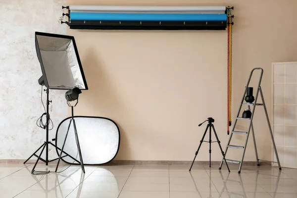 Equipamentos Iluminação Cyclorama Escada Estúdio Fotografia Moderna — Fotografia de Stock
