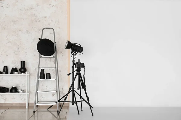 Modern Fotoğraf Stüdyosunda Işıklandırma Ekipmanları Kamera Siklonama — Stok fotoğraf
