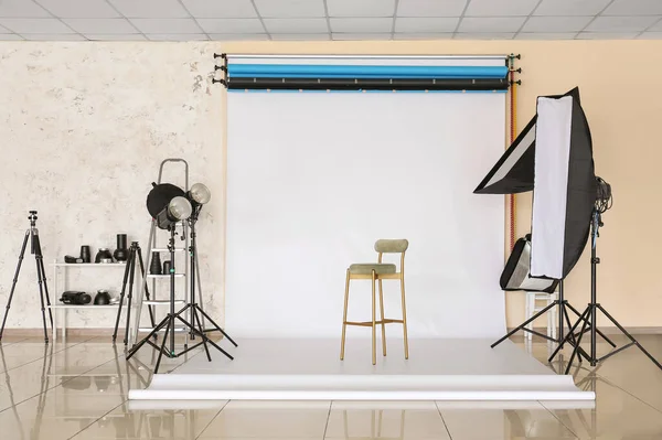Modern Fotoğraf Stüdyosunda Işıklandırma Ekipmanları Sandalye Siklonama — Stok fotoğraf