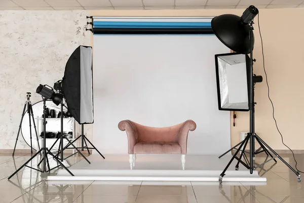 Belysningsutrustning Fåtölj Och Cyklorama Modern Fotostudio — Stockfoto