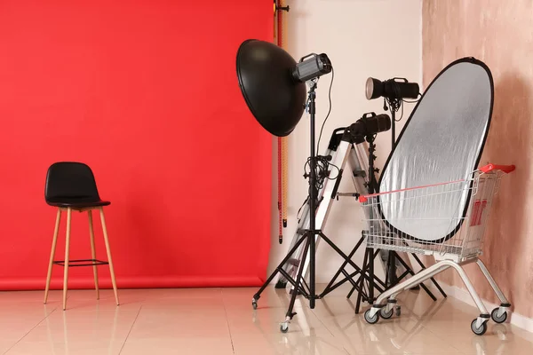 Belysningsutrustning Stol Och Cyklorama Modern Fotostudio — Stockfoto