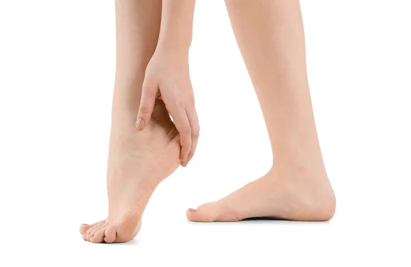 Junge Frau Macht Fußmassage Auf Weißem Hintergrund Nahaufnahme — Stockfoto
