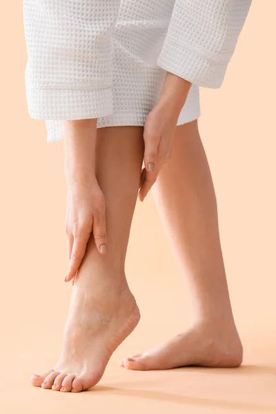 Młoda Kobieta Robi Masaż Stóp Beżowym Tle Zbliżenie — Zdjęcie stockowe