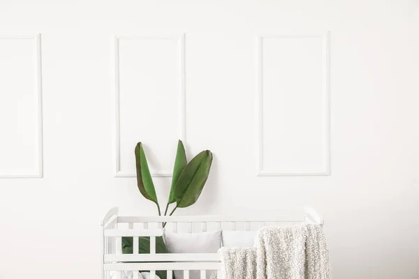 Baby Crib Blanket Pillows Palm Leaves Light Wall — Stock Photo, Image