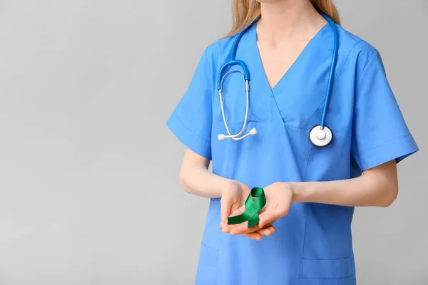 Female Doctor Green Ribbon Stethoscope Grey Background Liver Cancer Concept — Stock Photo, Image