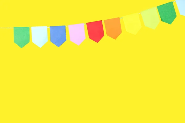 黄色の背景にフェスタ純名のカラフルな旗 — ストック写真