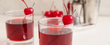 Manhattan kokteylinden bardaklar açık masada, yakın plan.