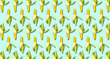 Açık renkli arka planda bir sürü taze mısır koçanı. Tasarım için desen