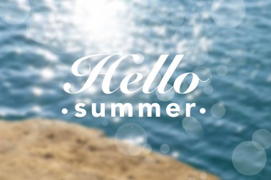 Yazın HELLO ve mavi deniz tatil köyünde