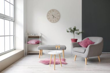 Koltuğu, masası ve ziyafeti olan modern oturma odasının içinde.