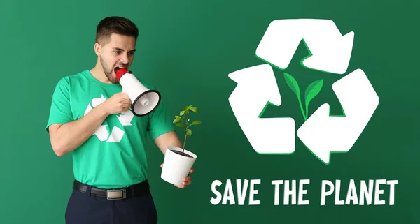 穿着T恤 绿色背景上有回收标志 植物和扩音器的男人 拯救地球 — 图库照片