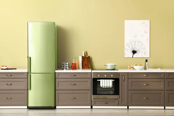 Большой Современный Холодильник Интерьере Кухни — стоковое фото