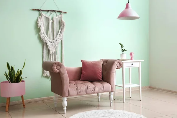 Ροζ Καναπές Και Τραπέζια Κοντά Ανοιχτό Χρώμα Τοίχου — Φωτογραφία Αρχείου
