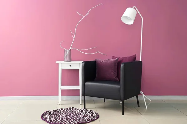 Modern Fotel Asztali Padlólámpával Rózsaszín Fal Közelében — Stock Fotó