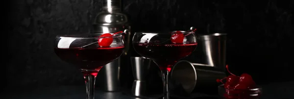 Gläser Leckerer Manhattan Cocktail Auf Dunklem Hintergrund — Stockfoto