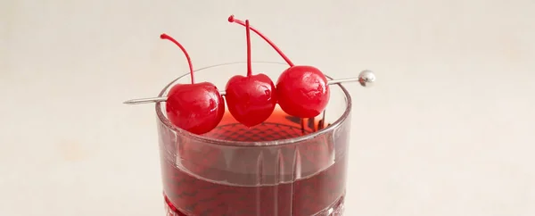Bicchiere Gustoso Cocktail Manhattan Con Ciliegie Sfondo Chiaro Primo Piano — Foto Stock
