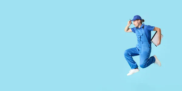 テキストのためのスペースと青の背景に男性労働者をジャンプ — ストック写真