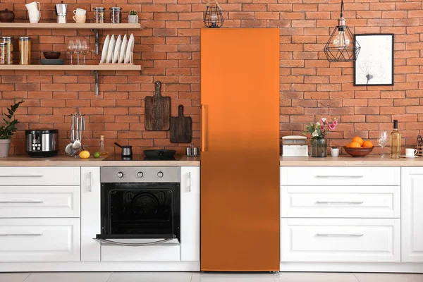 Interior Dari Dapur Modern Yang Nyaman Dengan Kulkas Oranye Dan — Stok Foto
