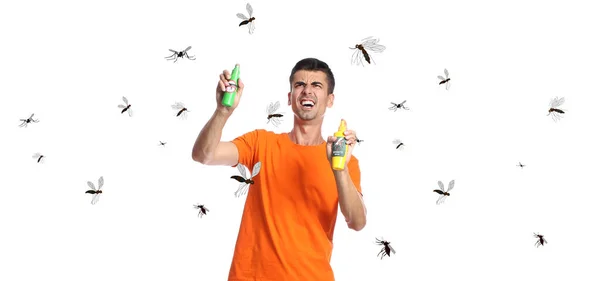 在白色背景上涂驱蚊剂的年轻人 — 图库照片