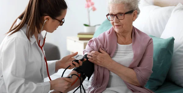 Medico Visita Donna Anziana Casa Cura — Foto Stock