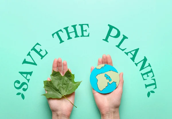 Human Hands Paper Earth Green Leaf Color Background Planet — Stock Photo, Image
