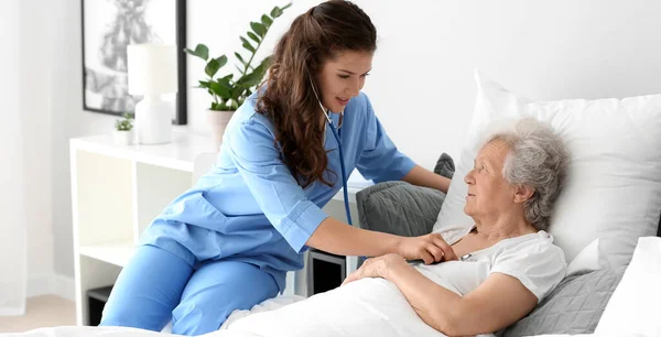 Operatore Medico Che Esamina Donna Anziana Nella Casa Cura — Foto Stock