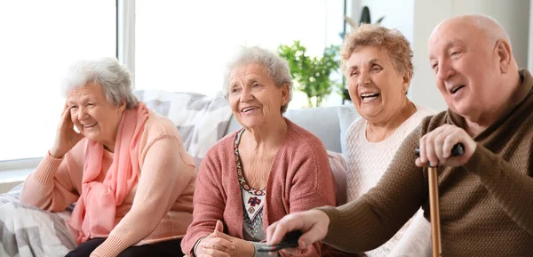 Группа Счастливых Пожилых Людей Проводит Время Вместе Доме Престарелых — стоковое фото