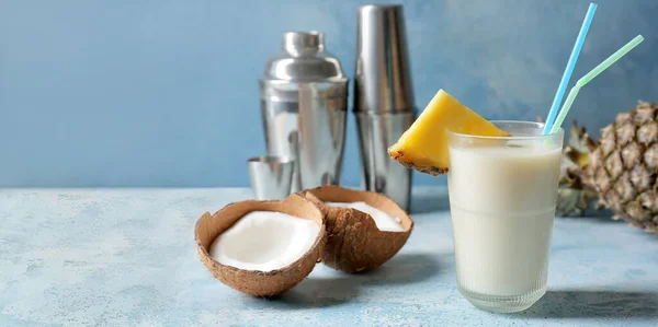 Copa Sabrosa Piña Colada Cóctel Barman Suministros Sobre Fondo Azul —  Fotos de Stock