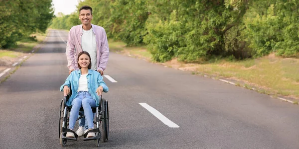 Young Woman Wheelchair Her Husband Outdoors — Stock Photo, Image