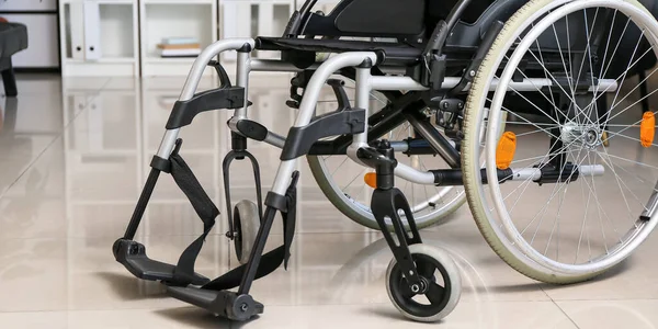 Σύγχρονη Κενή Αναπηρική Καρέκλα Στο Δωμάτιο — Φωτογραφία Αρχείου