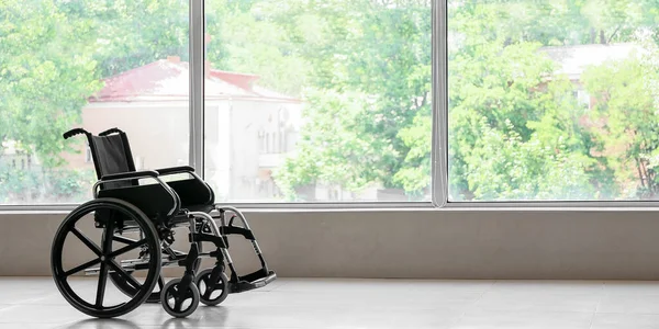 Современное Инвалидное Кресло Пустой Комнате Возле Окна — стоковое фото