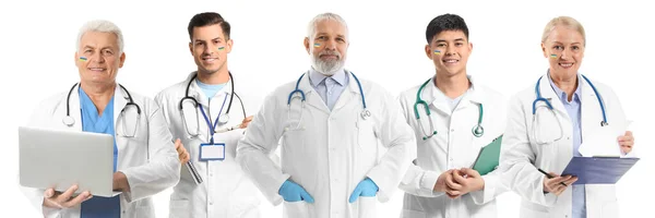 Grupa Nowoczesnych Lekarzy Białym Tle — Zdjęcie stockowe