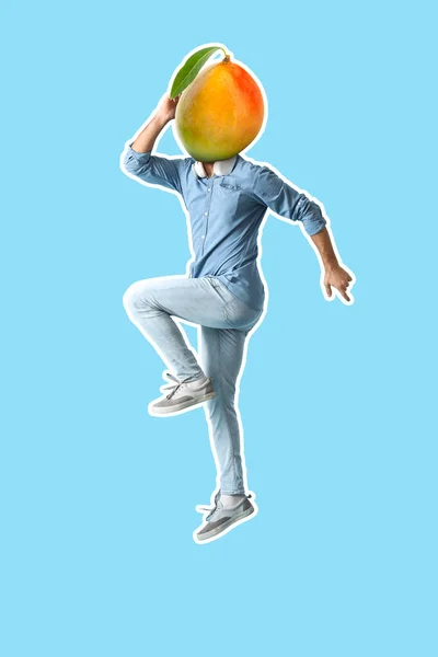 Portret Skaczącego Młodego Człowieka Dojrzałym Mango Zamiast Głowy Jasnoniebieskim Tle — Zdjęcie stockowe
