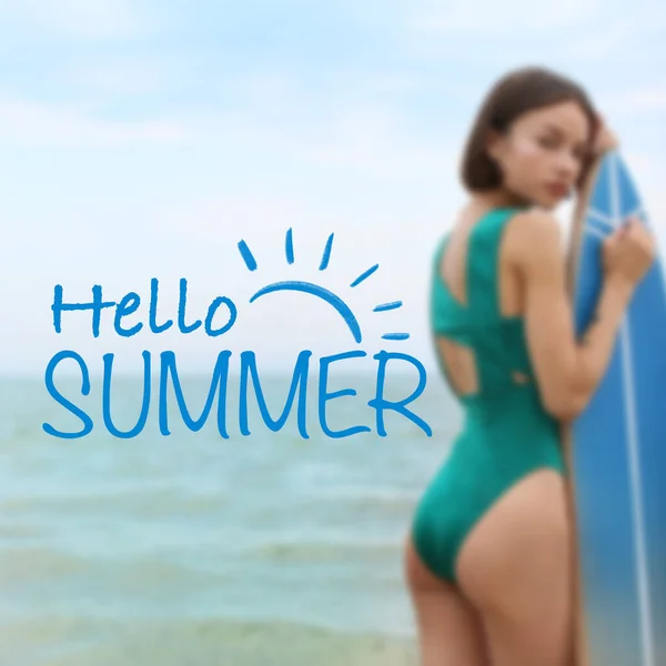 テキストHello Summerとリゾートでビーチでサーフボードを持つ若い女性 — ストック写真
