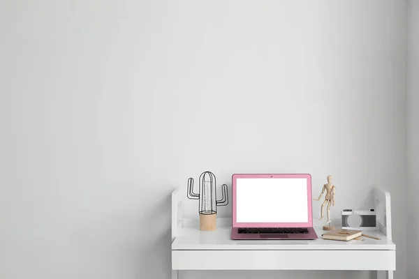 Local Trabalho Moderno Com Laptop Perto Parede Luz — Fotografia de Stock