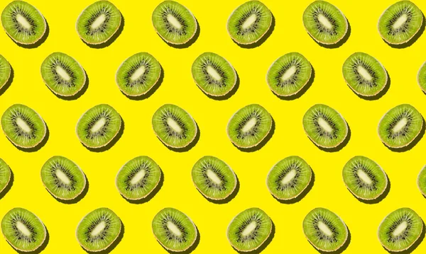 Viele Schneiden Kiwi Auf Gelbem Hintergrund Muster Für Die Gestaltung — Stockfoto