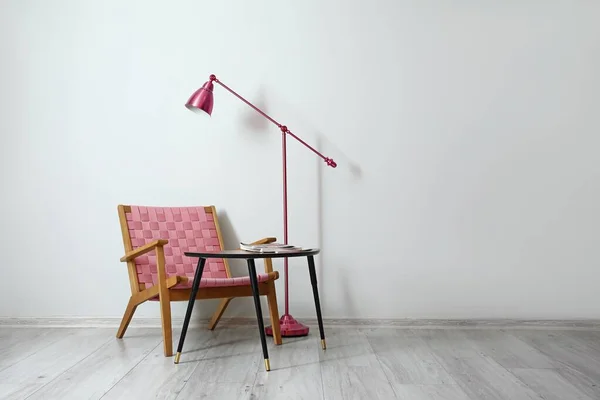 Bequemer Sessel Tisch Und Stehlampe Der Nähe Der Lichtwand Zimmer — Stockfoto
