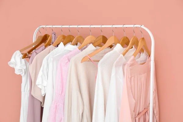 Rack Met Stijlvolle Vrouwelijke Kleding Buurt Van Roze Muur — Stockfoto