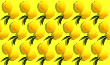Sarı arka planda taze olgun limonlar. Tasarım için desen