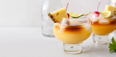 Açık arkaplanlı lezzetli mai tai kokteyli ve metin için yer var.