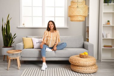 Odadaki rahat koltukta dinlenen genç bayan.