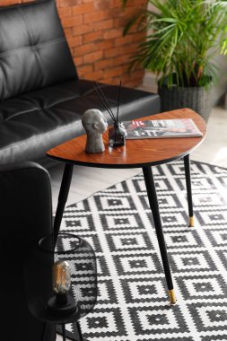 Reed dağıtıcı, şarjör ve dekor öğesi masadaki masada.