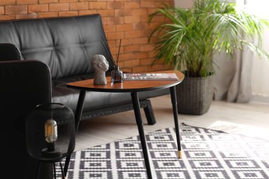 Reed dağıtıcı, şarjör ve dekor öğesi masadaki masada.