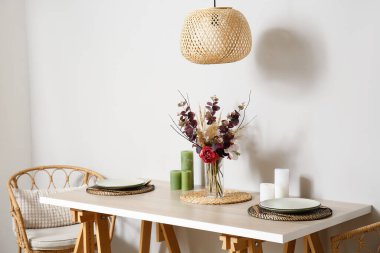 Işık duvarının yanında güzel bir yemek masası.