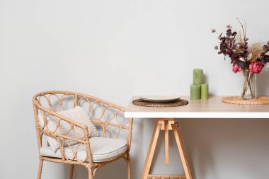 Rahat bir koltuk ve hafif duvarın yanında yemek masası.