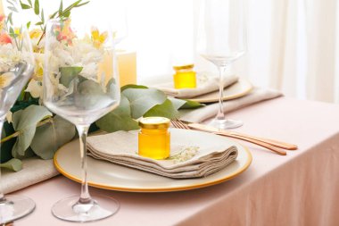 Ballı bonniereler düğün masasında servis ediliyor.