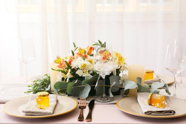 Ballı bonniereler düğün masasında servis ediliyor.