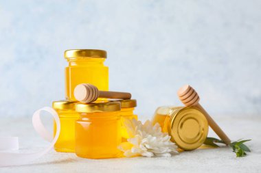 Ballı kavanozlar ve açık arkaplanlı kaplar.