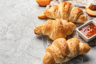 Şeftali reçelli enfes kruvasanlar.