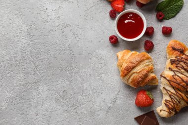 Ayçöreği ve hafif arka planda farklı meyveler.